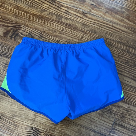 Nike athletic shorts draw string and lined - Picture 2 of 3